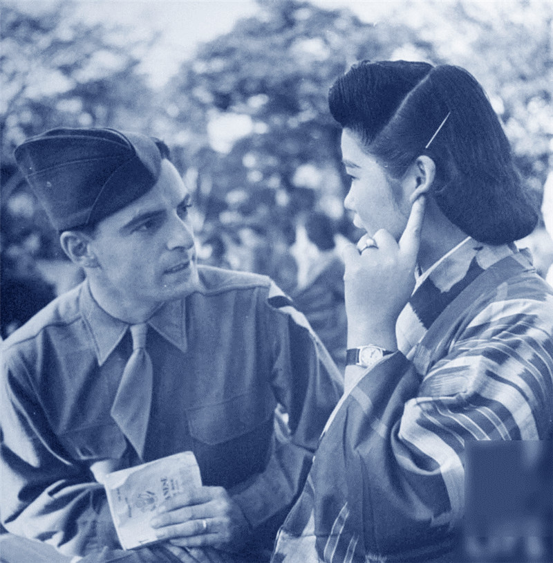 美国陆军士兵gi在公园教一个日本女子如何说英语。 1945年11月 摄影师：约翰·弗洛雷亚