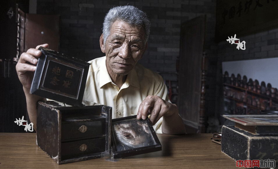 孙文雄拿着写着国耻纪念的梳妆盒，这是他特别重视的一件藏品，因为它反映了国耻和人们生活紧密相关，每天早上起来就要看一遍。