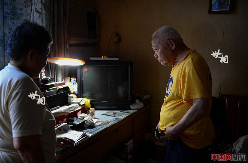 刘跃东老人身上有三处枪伤，至今依然隐隐作痛。