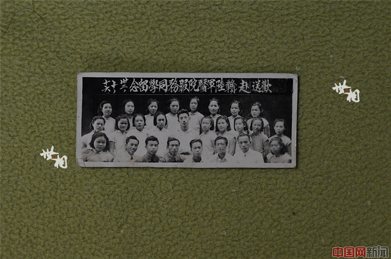 这张图片是老人参加抗战前在医科学校的合影图片，他和这些同学一起被分送到前线救治伤员。