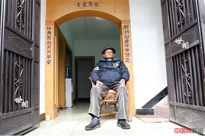 出生于云南大理的桑茂现年90岁，在70多年前的战争岁月里他曾守卫着飞虎队机场。图为桑茂坐在自家门前。