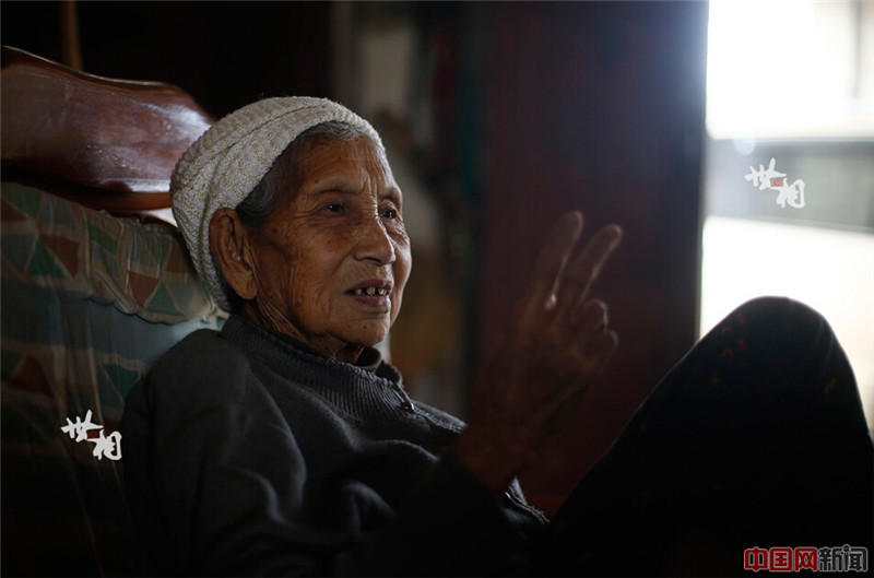在广喊傣族寨子，我们找到了90岁的妹很贺老人，她不会说普通话，曾为机场的美国职员调水，嫁给了在机场当兵的广东木匠老颜，于是一些珍贵的历史照片留在了她的家里。