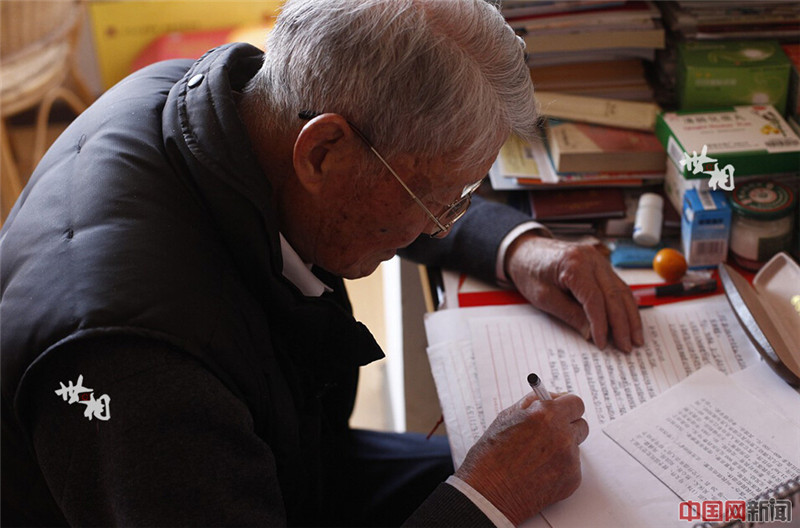 今年已是89岁的陆建航每年早上起床后都坚持伏案写下他对国家发展道路的思考。