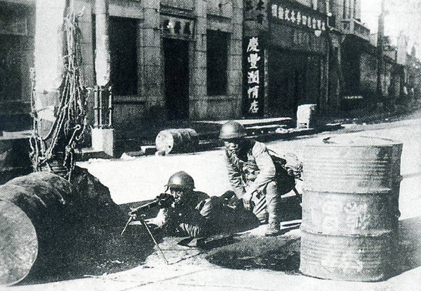 　侵占沈阳的关东军向中国军民射击。