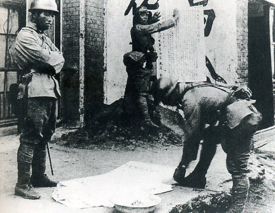 9月19日，日本关东军在沈阳市内张贴事先印刷好的《关东军司令官布告》。