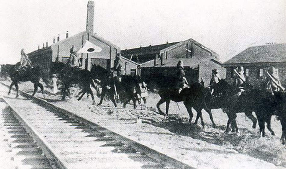 　1931年11月19日，日本关东军攻占齐齐哈尔。与此同时，黑龙江大部分地区陷入敌手。图为关东军骑兵侵入齐齐哈尔火车站。
