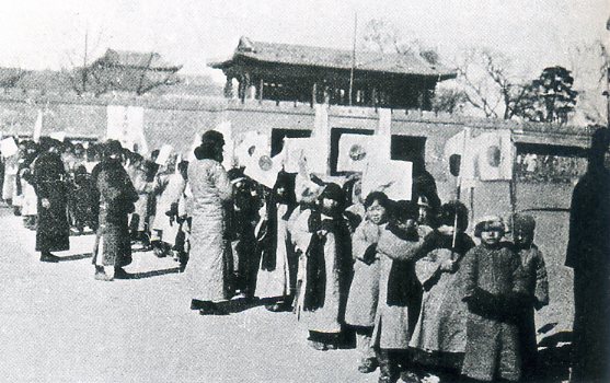 日伪强迫承德少年儿童手持太阳旗，迎接关东军入城。