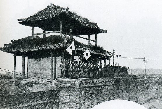 1932年1月3日，关东军占领辽宁省政府临时所在地锦州。此为锦州城的城门楼。