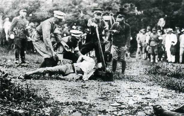 图为日军用铡刀杀害东北抗日义勇军战士。