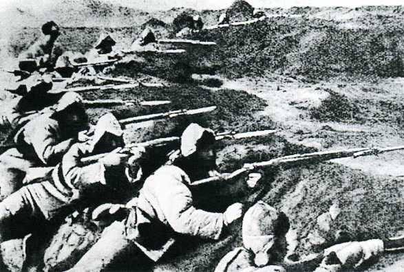 图为义勇军在战壕中抗击日军。