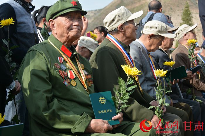 抗战老兵获颁墓地捐赠证书