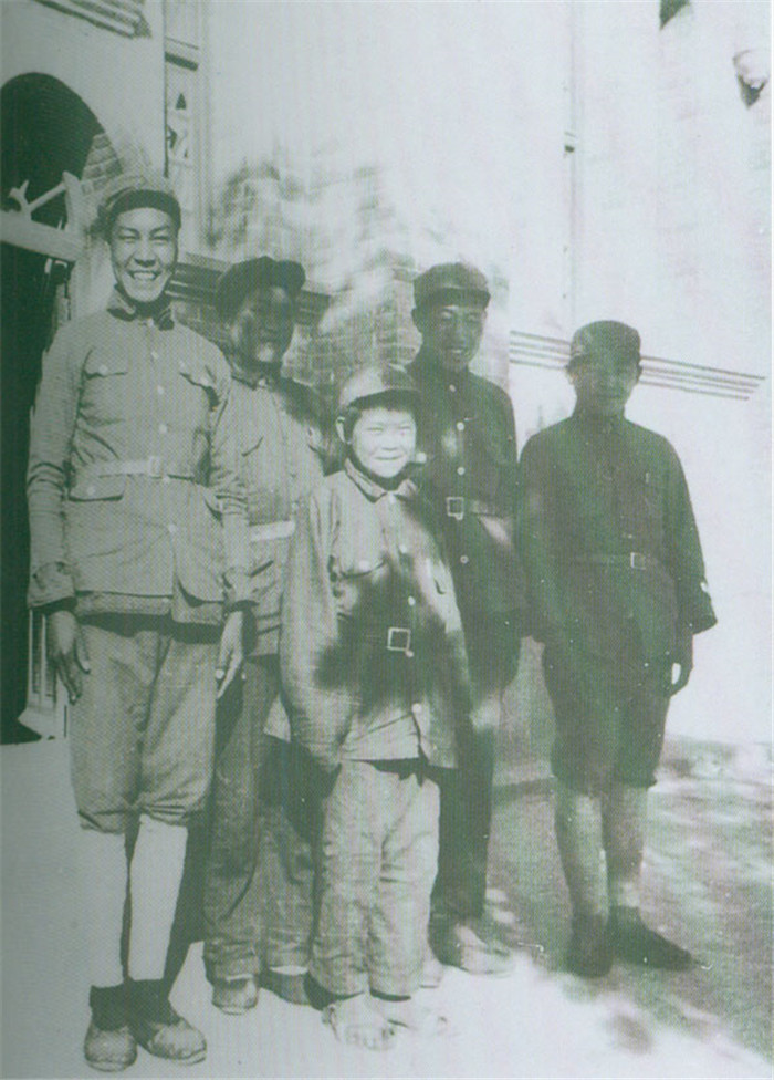 红军赢得了沿途人民群众的拥护和爱戴，群众踊跃参加红军。这是参加红军的一部分藏族战士。