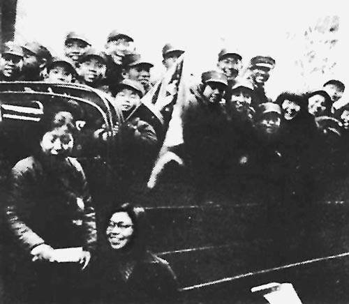 邓颖超(前排左一)与部分孩子剧团成员在武汉八路军办事处门前合影
