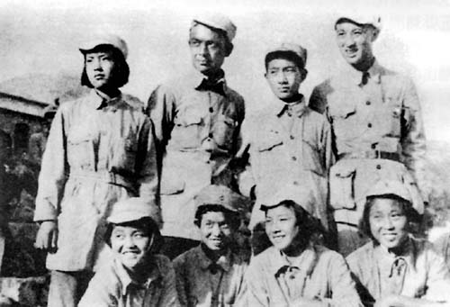 120师战斗剧社部分成员在晋西北根据地，后排右一为欧阳山尊