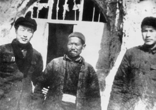 1956年3月重回延安贺敬之(左)与延安桥儿沟支书赵步喜(中)