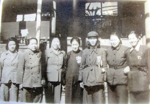 赵一曼的干妈妈杨树林(中)1952年在全国政协会上与史良(左一)、
