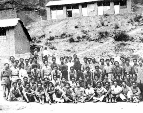 1939年，王莘(第二排右一)与参加《黄河大合唱》的鲁艺全体同学合影