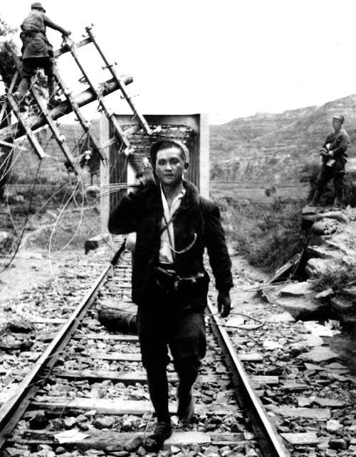 1940年，徐肖冰在正太铁路线上