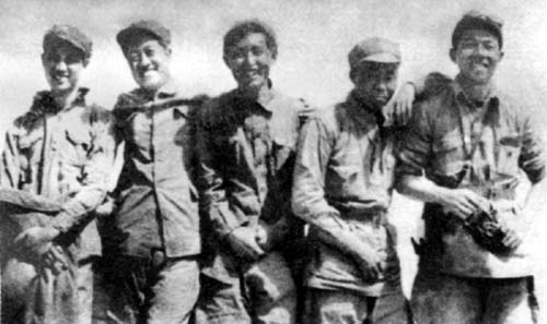 1938年，欧阳山尊(左一)随部队文艺工作组赴华北敌后开展工作
