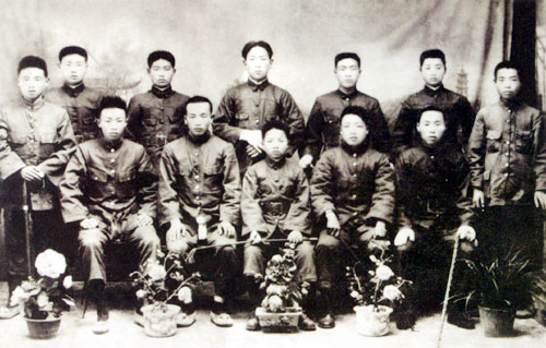 赵尚志(前排右四)和战友们