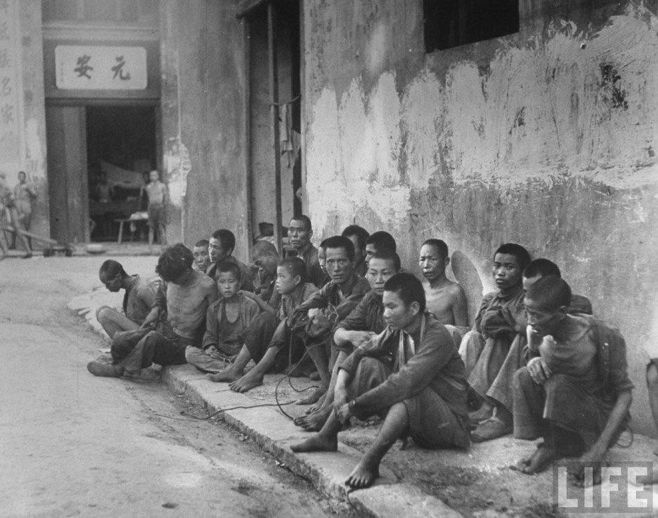 在军队总部外等待审判的中国囚犯。