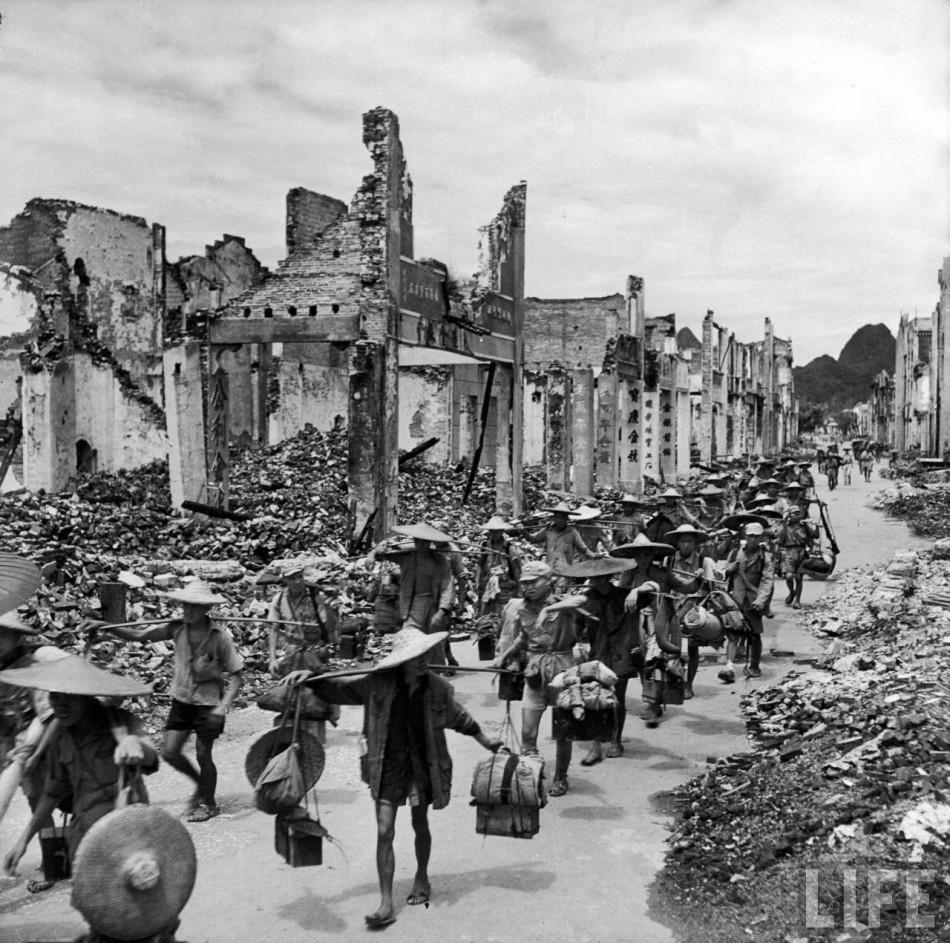 部队进入被炸毁的城市。