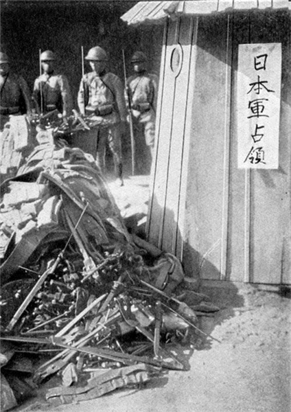 图为1931年9月19日，日军所抢掠的东北军武器装备。