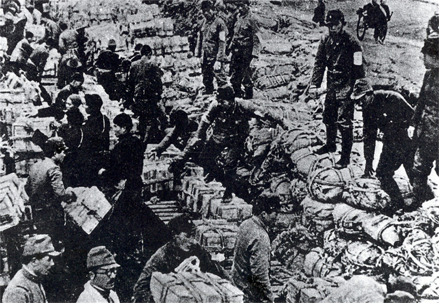 图为日军将在东北掠夺的物资运往日本。