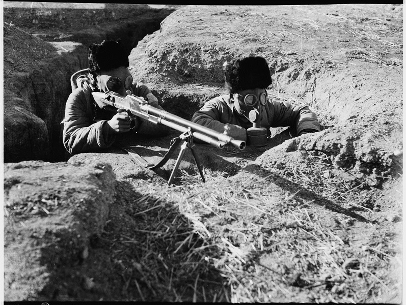 绥远前线，阵地上头戴防毒面具的中国军队机枪射手。方大曾摄于1936年12月。