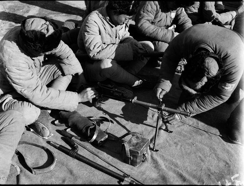 绥远前线的战士们正在擦拭机枪。方大曾摄于1936年12月。