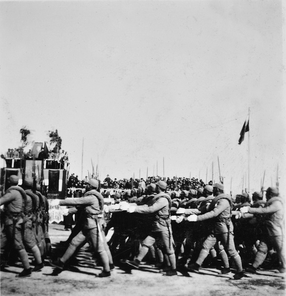 1937年3月16日在归绥小校场举行了阅兵式，图为接受检阅的军队列队走过阅兵台。方大曾摄。