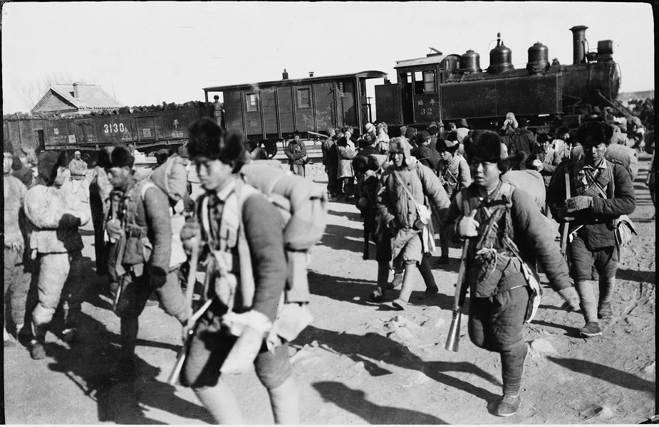 步下远兵列车、快速集结奔赴绥远前线的中国士兵。方大曾摄于1936年12月。