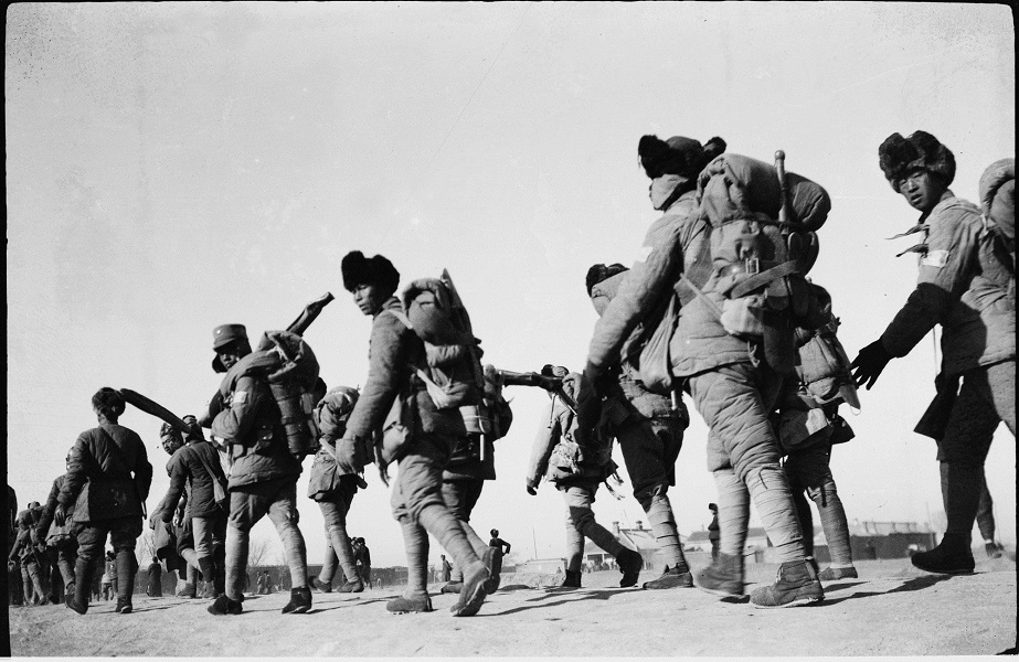 紧急奔赴绥远前线的中国士兵。方大曾摄于1936年12月。