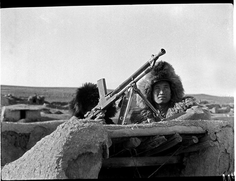 绥远前线，阵地上的中国军队机枪手。方大曾摄于1936年12月。