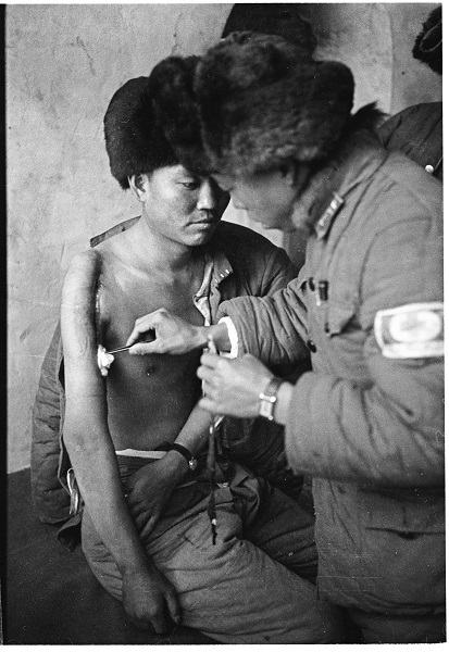 绥远前线中国军队的战地医院里，一位士兵的右臂已伤痕累累，但由于条件艰苦，只能接受简单包扎。方大曾摄于1936年12月。