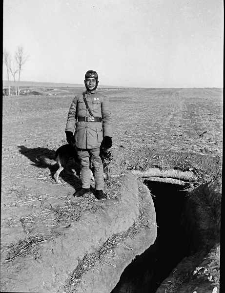 绥远前线的一位中国军队的指挥官。方大曾摄于1936年12月