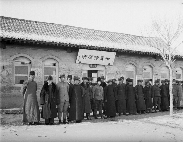 绥远省的地方官员们。方大曾摄于1936年12月。