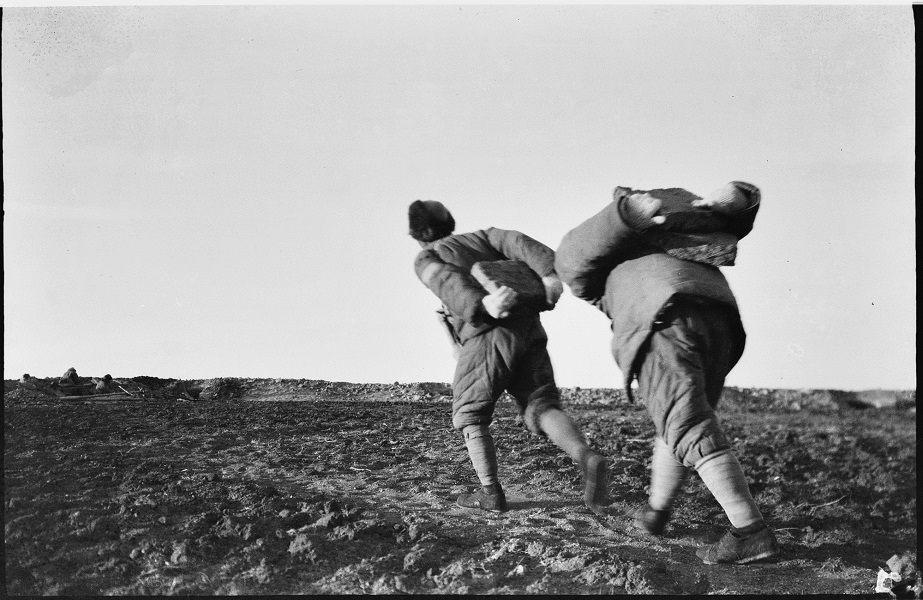 绥远前线，运送弹药的中国士兵。方大曾摄于1936年12月。