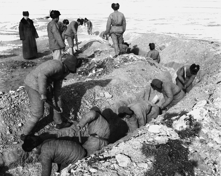 绥远前线挖战壕的中国士兵们。方大曾摄于1936年12月。