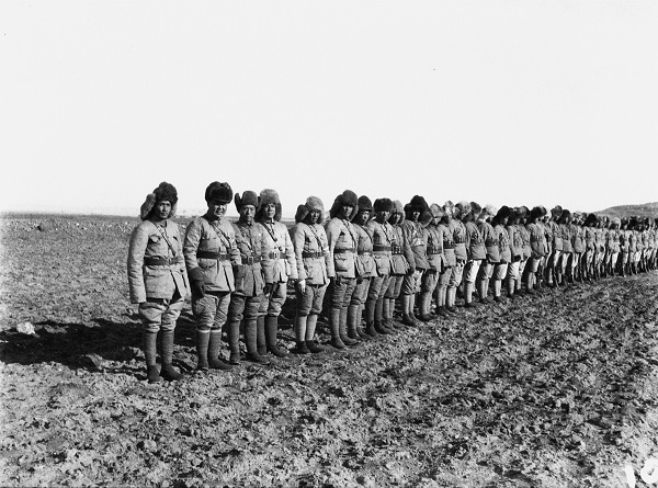 绥远前线中国军队抗敌将士的英姿。方大曾摄于1936年12月。