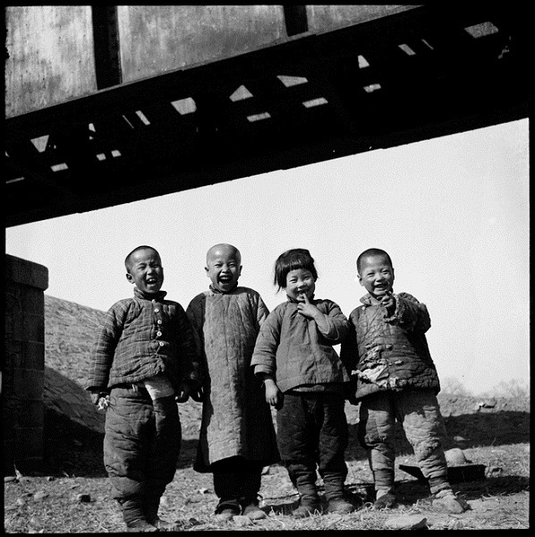 绥远省天真烂漫的儿童。方大曾摄于1936年12月。