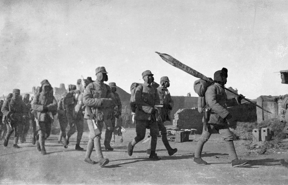 绥远前线，奔赴新的战场的中国军队，为首者所扛旗杆上写着“陆军第四师工兵营”。方大曾摄于1936年12月。