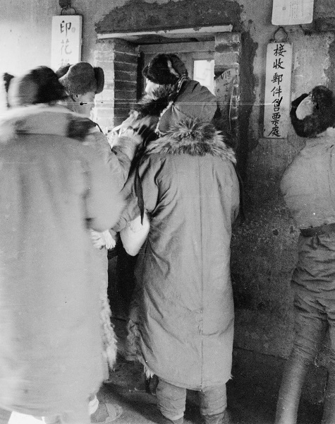 绥远前线中国军队的官兵们在邮寄代办所给家中寄信，这是他们与家人联系的唯一方式。方大曾摄于1936年12月。