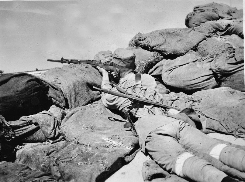 1937年7月卢沟桥事变爆发后，守卫在卢沟桥阵地上的中国士兵。李公朴保存的全民通讯社照片，疑为方大曾摄，现藏于国家博物馆