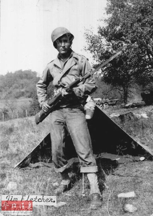 图中的美国大兵是士官吉姆·弗莱彻，这张照片可能摄于1942年的美国国内。弗莱彻1919年出生在美国阿拉巴马州的阿布威尔，2014年10月31日以95岁高龄卒于美国佐治亚州的奥斯特尔。第二次世界大战期间，弗莱彻曾以美国陆军游骑兵的身份加入101突击队，与克钦族战士并肩作战。本图集中的许多珍贵影像资料，就是由他和战友在战地拍摄。