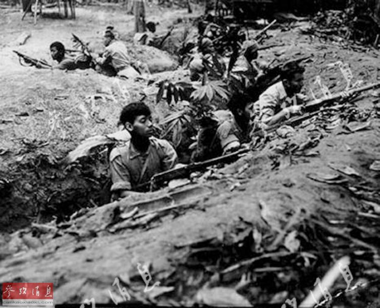 1943年，坚守在新平洋附近一处防御阵地的克钦战士。新平洋位于缅甸北部，二战期间日军曾占领此地，作为补给据点。1943年中国滇缅远征军攻克这里，打通了中印-滇缅公路的重要一环。
