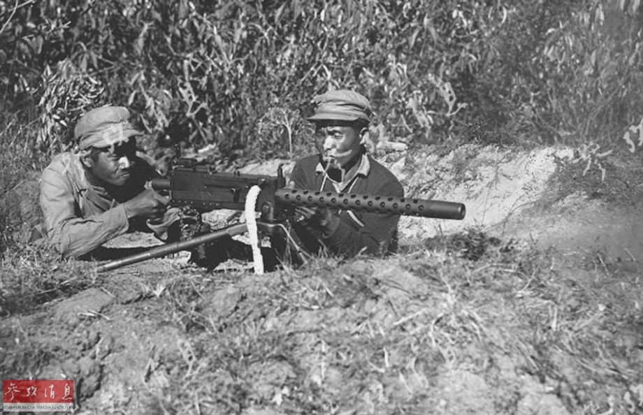 使用美制勃朗宁M1919机枪的克钦族战士。