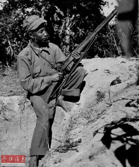 一名克钦族新兵在兴奋地把玩手中的步枪。