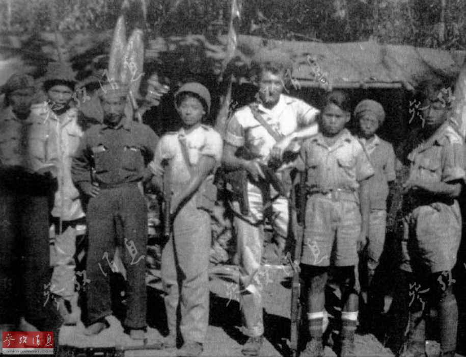 美军顾问与克钦战士合影。据弗莱彻回忆，当时101突击队的克钦战士平均年龄不过15岁，真可谓“英雄出少年”。