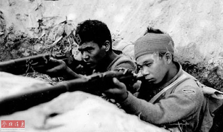两名克钦族战士正在战壕里瞄准射击。根据弗莱彻的介绍，右边的战士曾假扮成苦力，贴近侦察过日军动向。